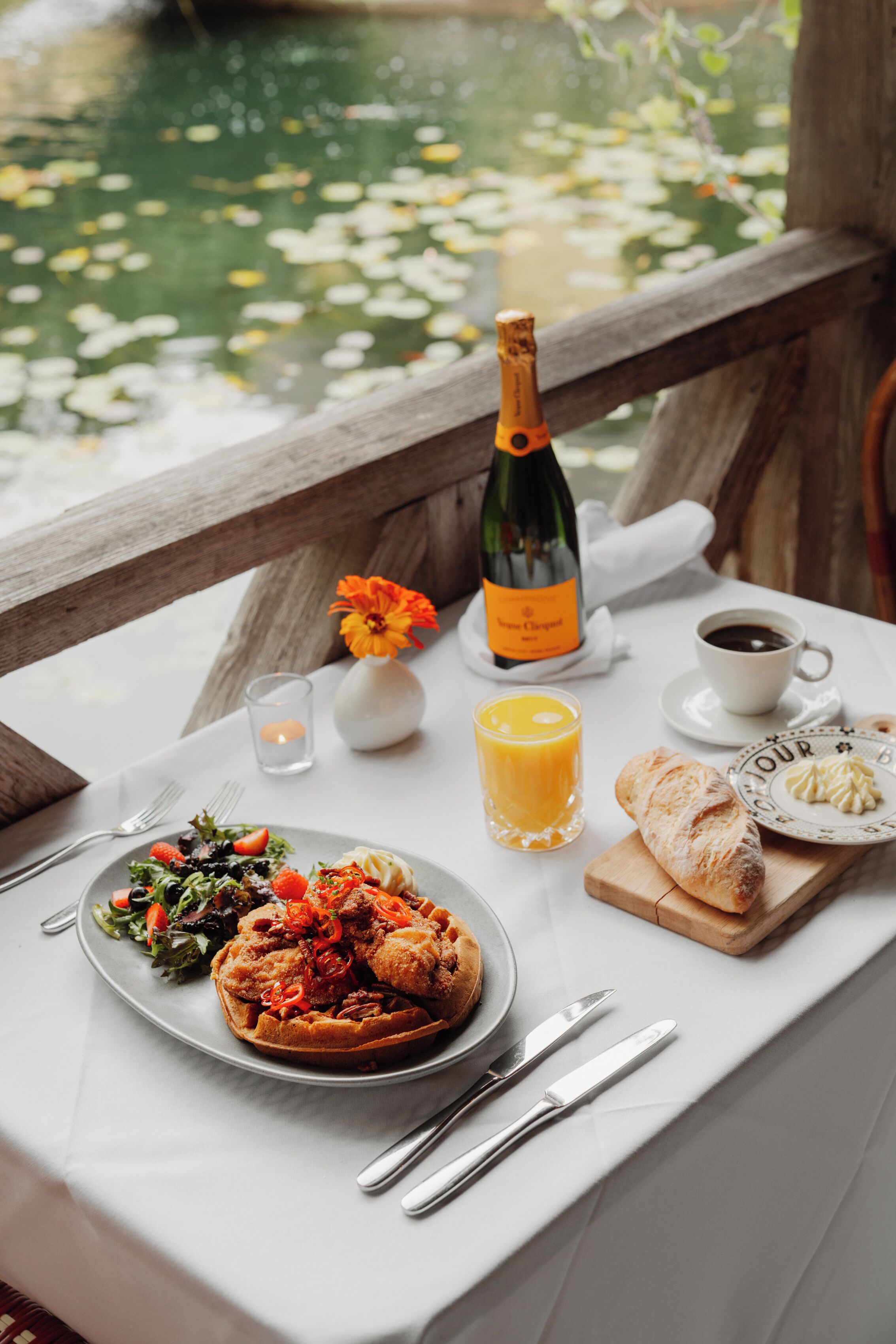 2 restauranter, frokost, lunsj og middag serveres, franske retter