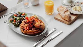 2 restauranter, frokost, lunsj og middag serveres, franske retter