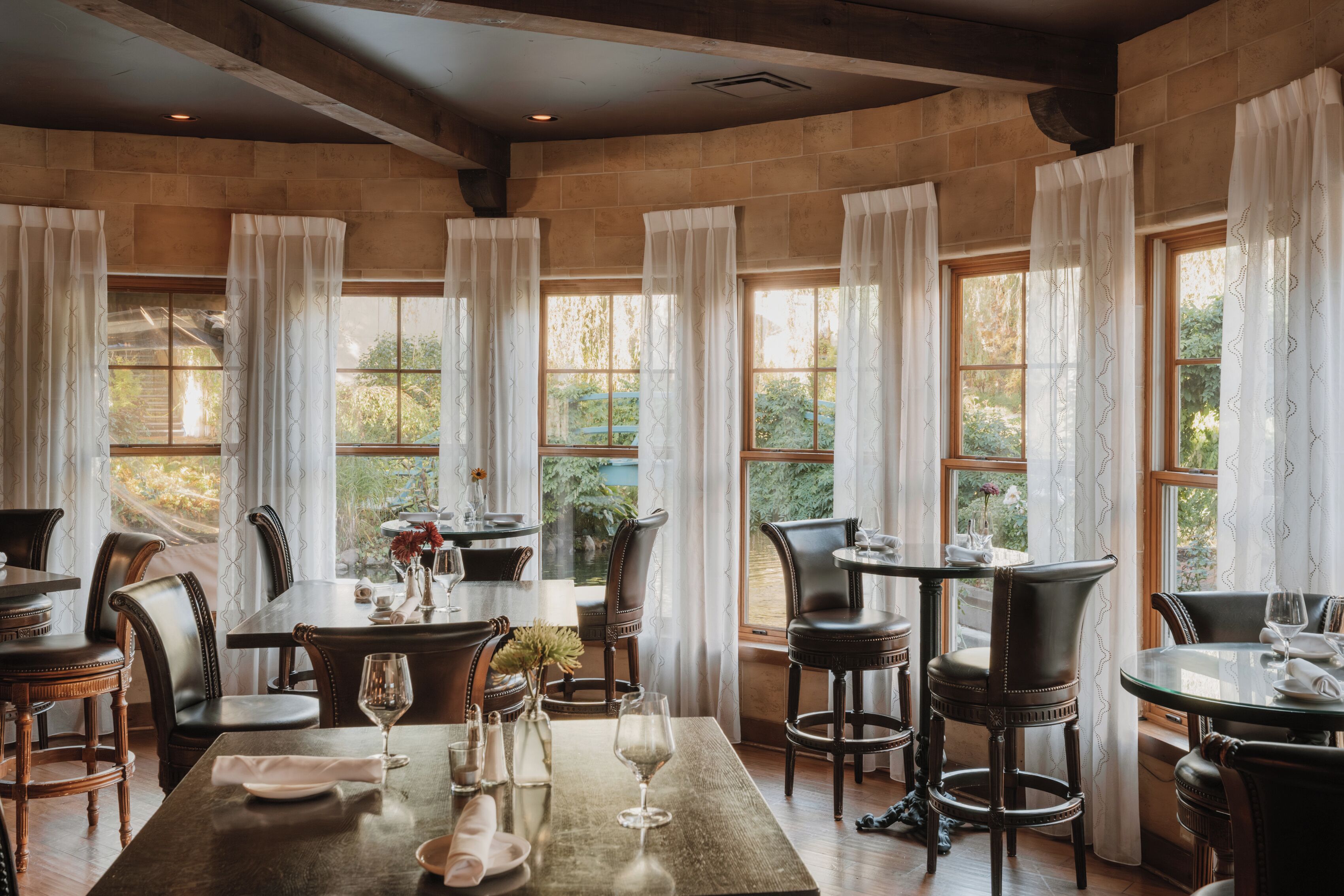 2 من المطاعم، حيث تُقدم وجبات الإفطار، الغداء، العشاء، الأطباق الفرنسية