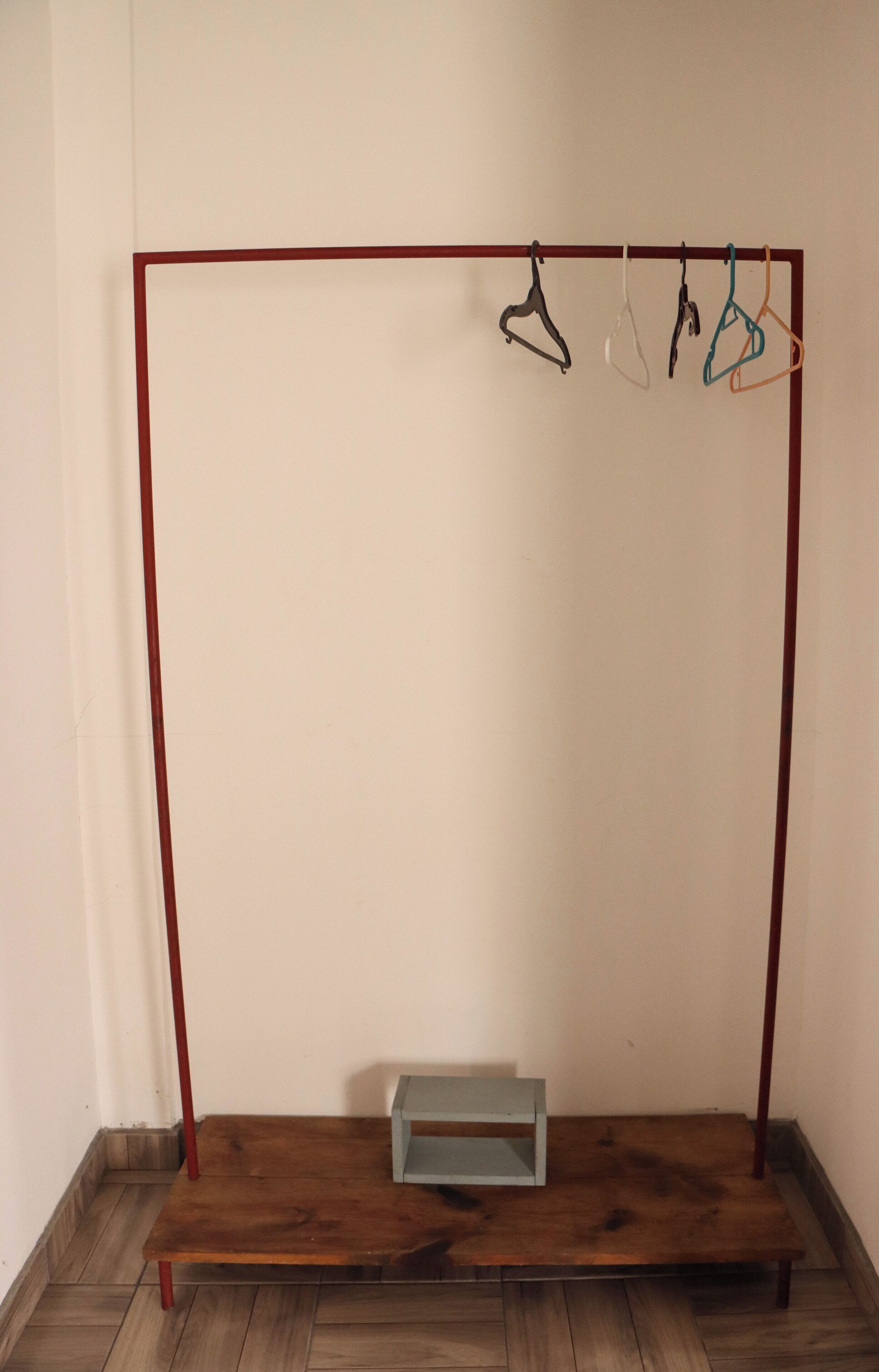 Una habitación con una plataforma de madera y una estructura de armazón metálico.
