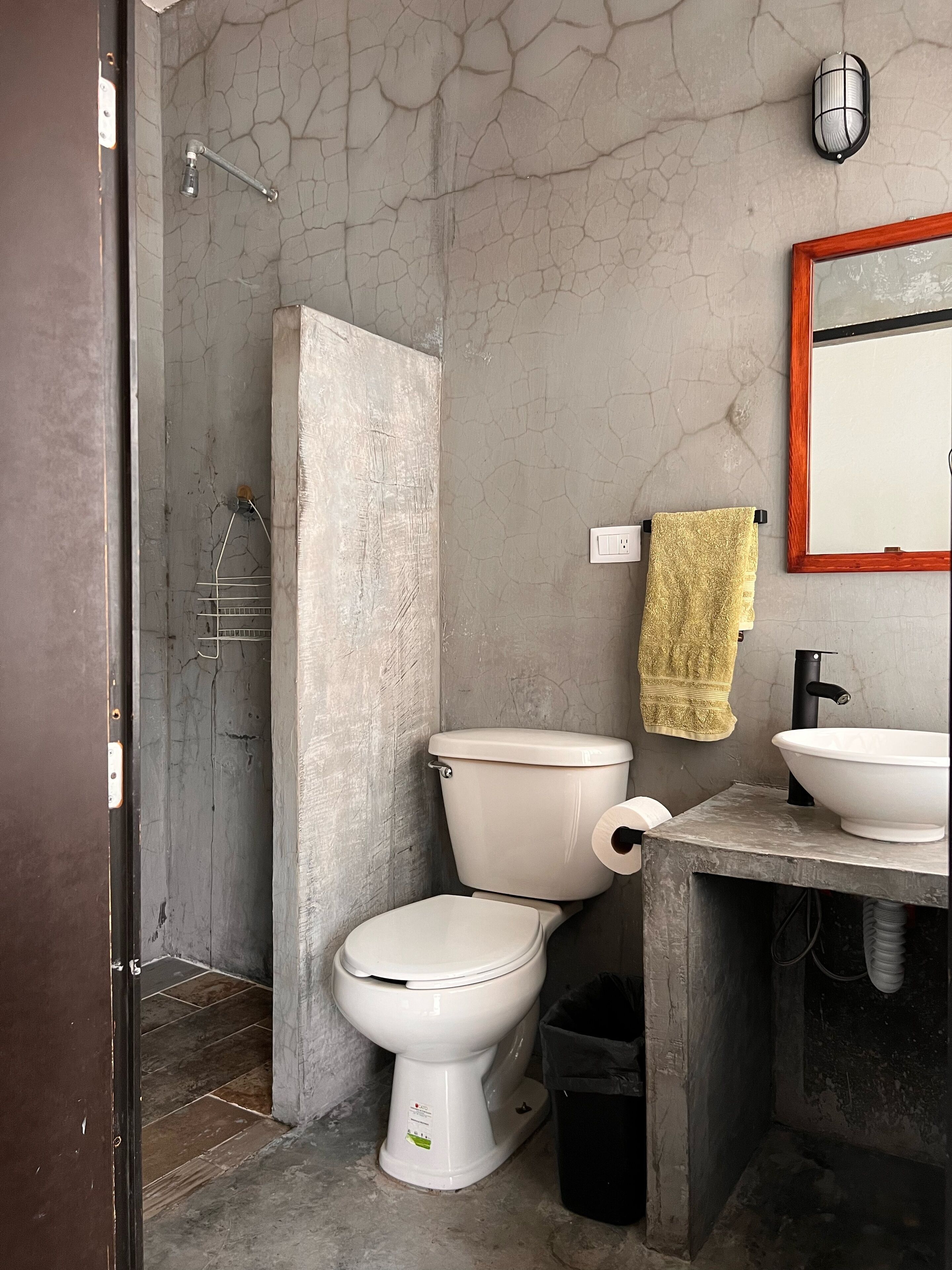 Dormitorio compartido clásico | Baño | Regadera, regadera tipo lluvia, toallas 