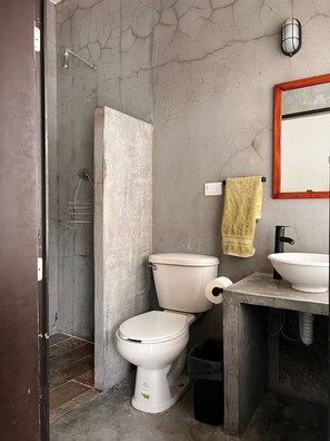 Klassieke slaapzaal | Badkamer | Een douche, een regendouche, handdoeken