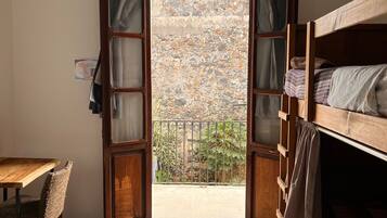 Dormitorio compartido clásico | Muebles diferentes, escritorio y tabla de planchar con plancha