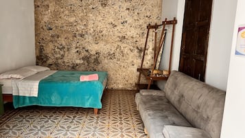 Dreibettzimmer | Individuell eingerichtet, Schreibtisch, Bügeleisen/Bügelbrett