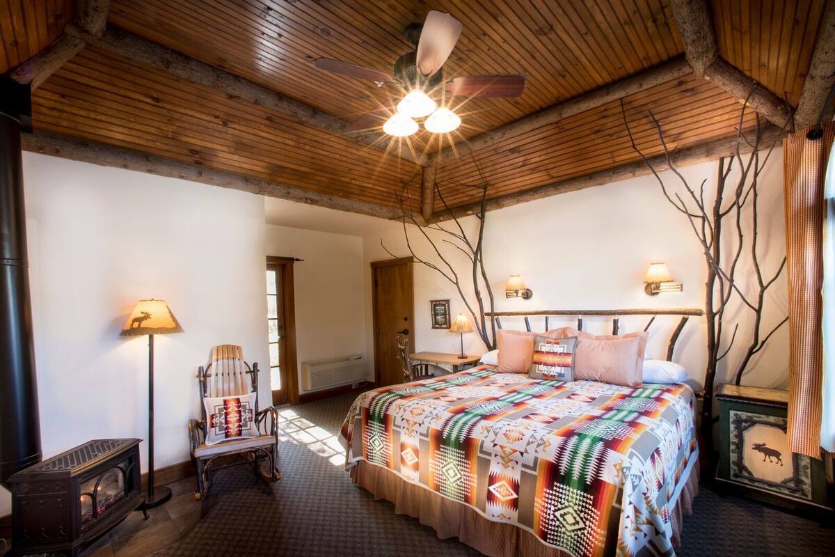 Standard Room, 1 King Bed (King Room) | Desk, iron/ironing board, free WiFi, bed sheets