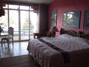 Escritorio, wifi gratis y ropa de cama 