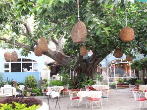 Outdoor dining - Hotel La Nueva Posada (Ajijic)
