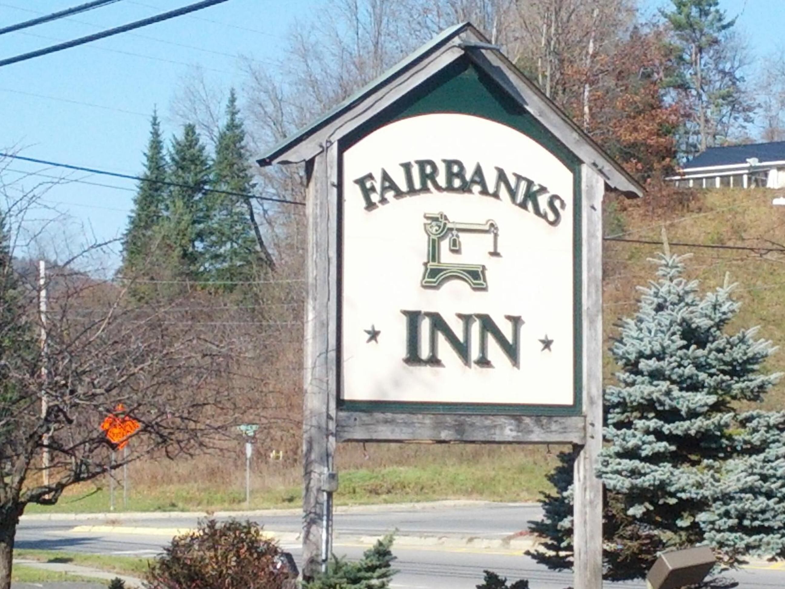 Un letrero del Fairbanks Inn con un diseño sencillo y clásico.