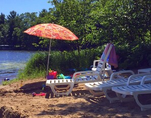私人海灘、躺椅、滑水、獨木舟