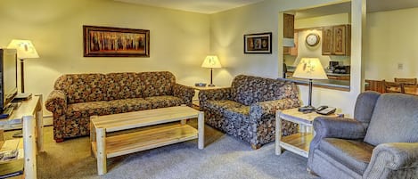 Condo, 2 chambres | Salle de séjour | Foyer, lecteur de DVD