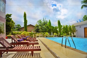 Outdoor pool, pool loungers - Shwe Poe Eain Hotel (Nyaung-U)