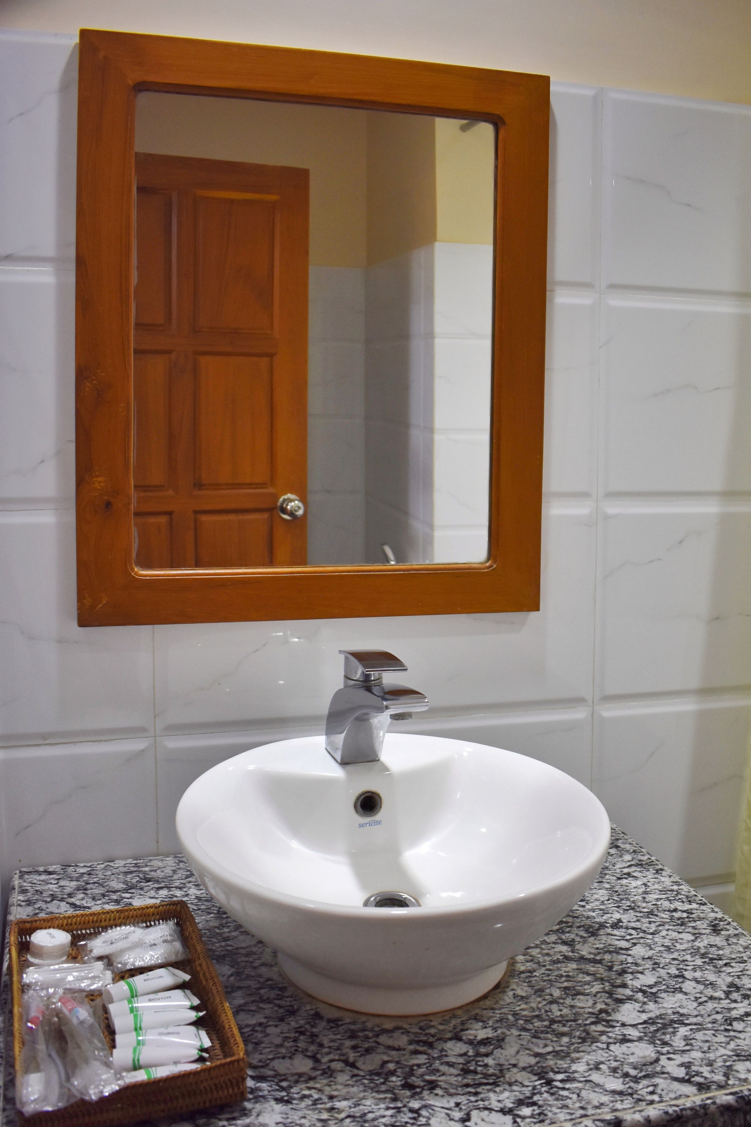 standard twin room | bathroom | shower, free toiletries, hair dryer, slippers