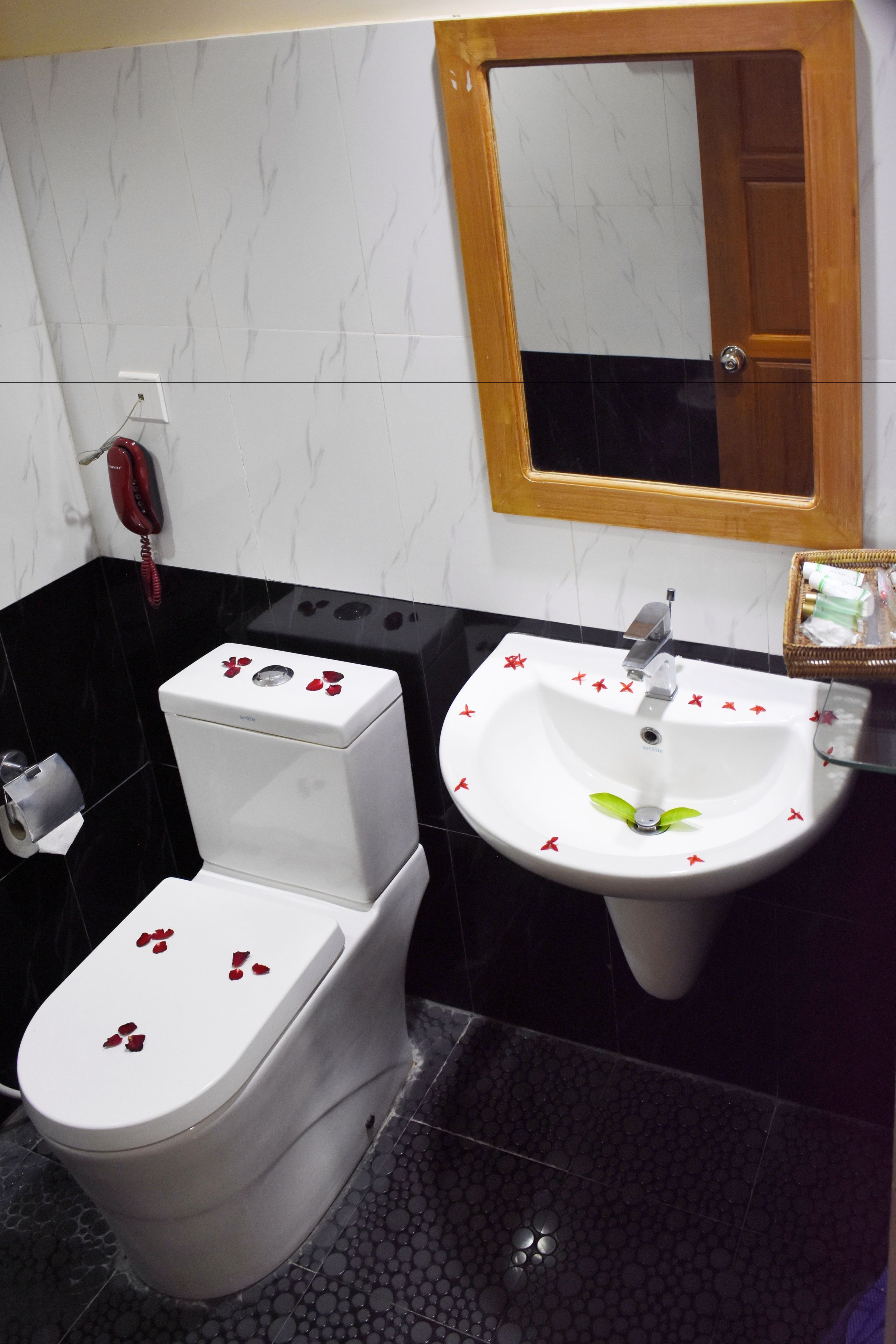 suite | bathroom | shower, free toiletries, hair dryer, slippers