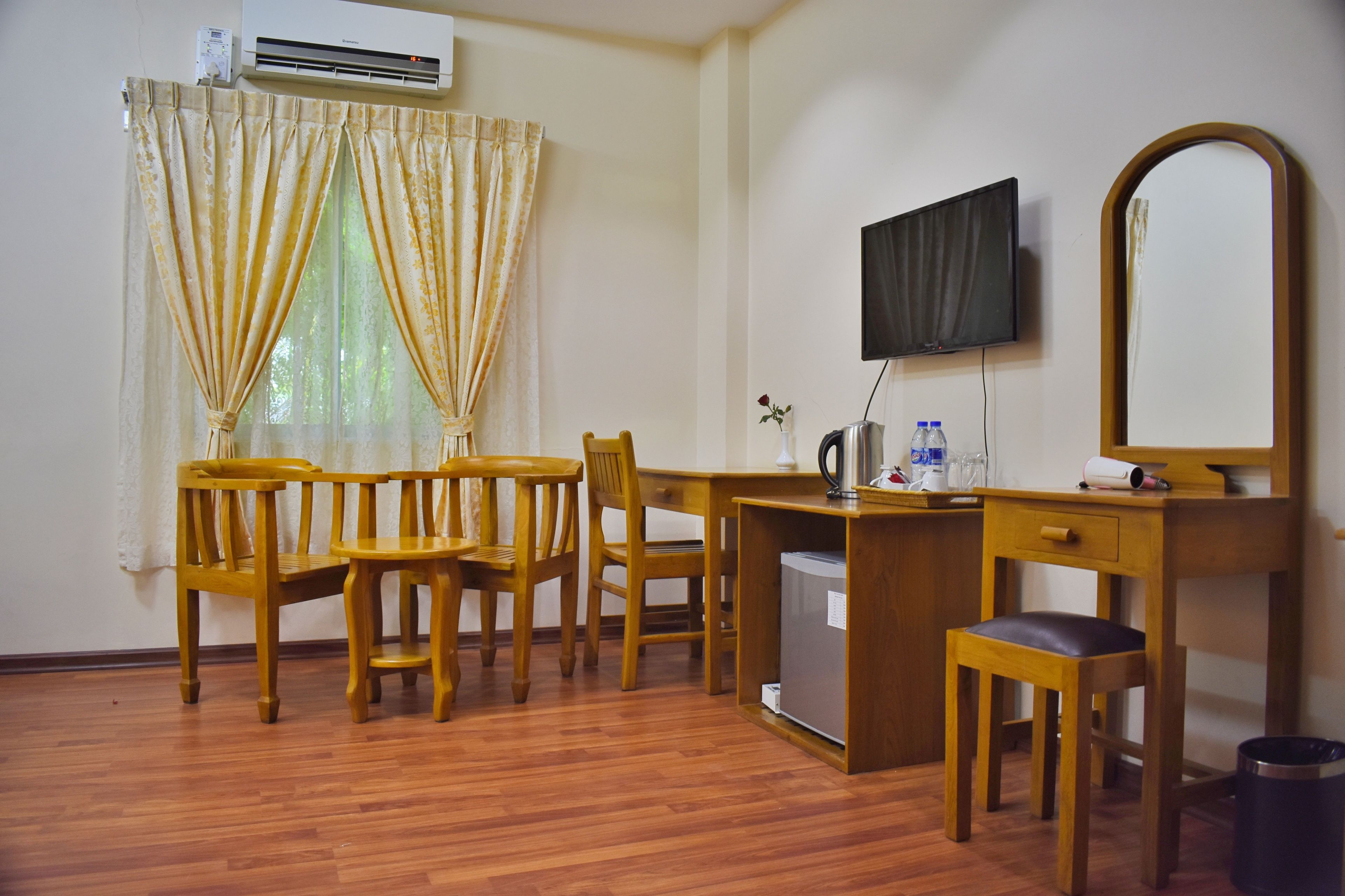 suite | minibar, desk, blackout curtains, soundproofing