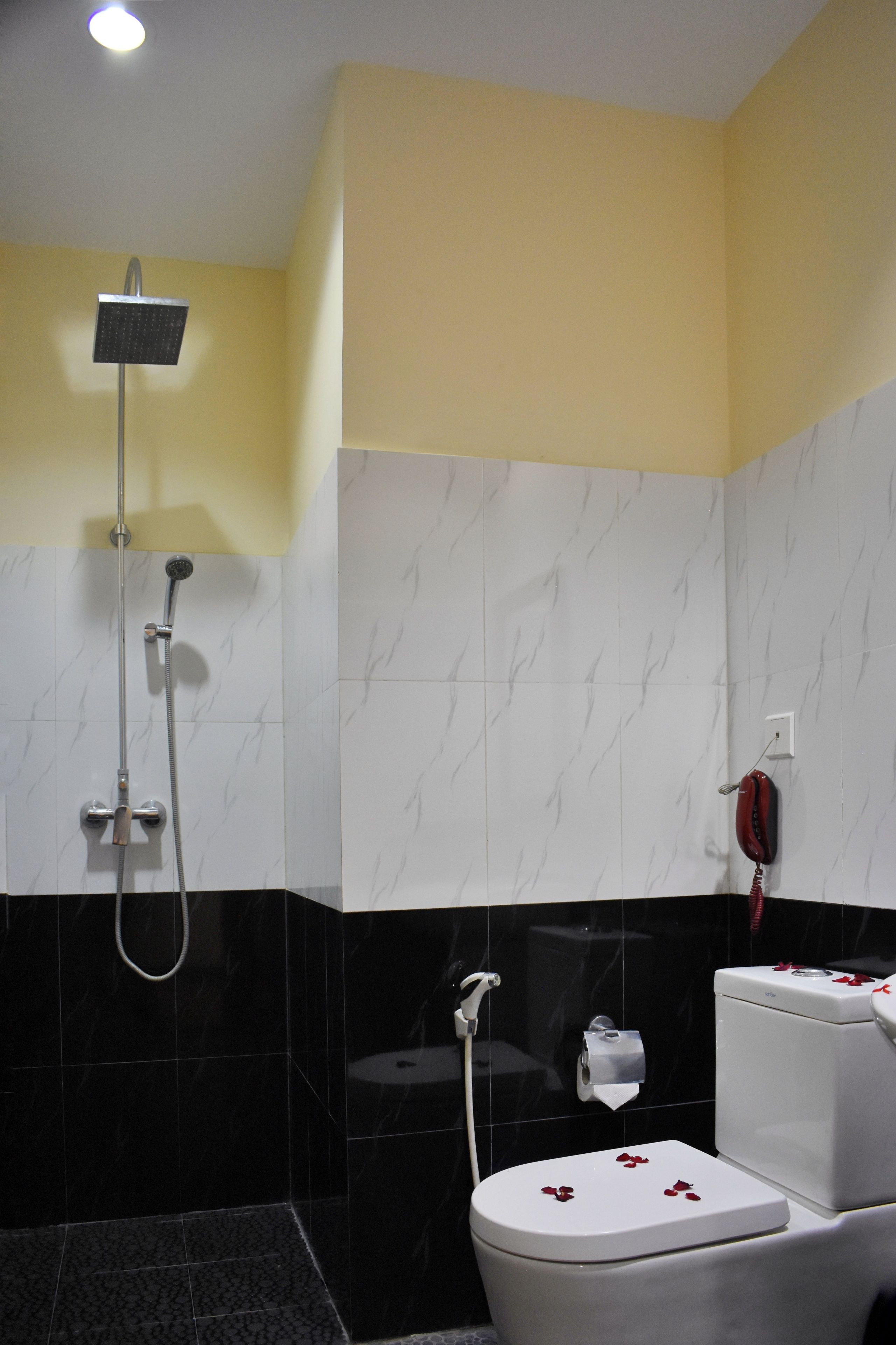 junior suite | bathroom | shower, free toiletries, hair dryer, slippers