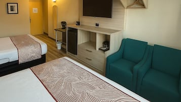 Deluxe-dobbeltværelse - flere senge | Skrivebord, arbejdsområde til bærbare computere, mørklægningsgardiner