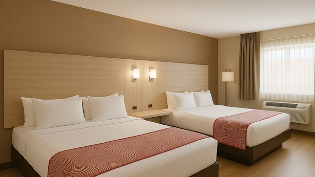 Ein Hotelzimmer mit zwei Betten, einem Holzkopfteil, Nachttischlampen, einem Fenster mit Vorhängen und einer Wandklimaanlage.