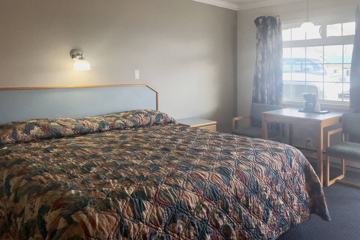 1 bedroom, individually decorated, individually furnished, desk