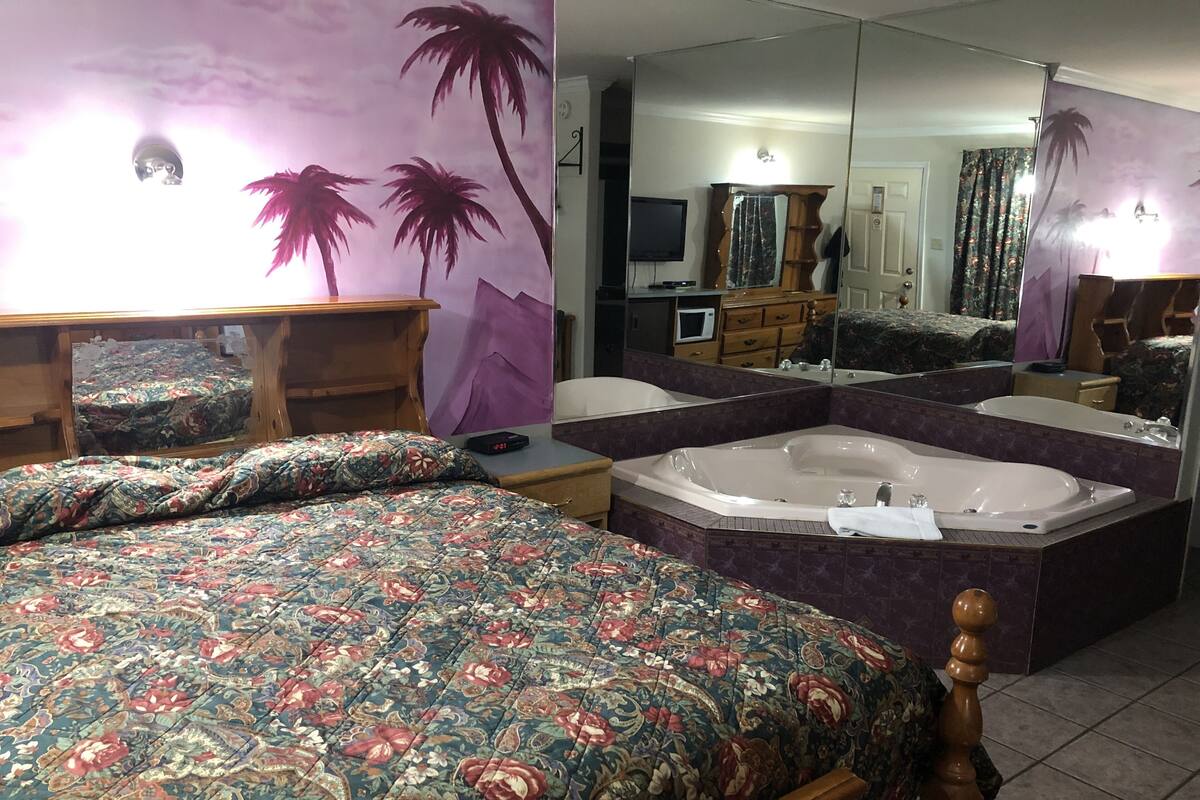 Luxury Room, 1 Queen Bed, Non Smoking, Hot Tub | 1 bedroom, individually decorated, individually furnished, desk