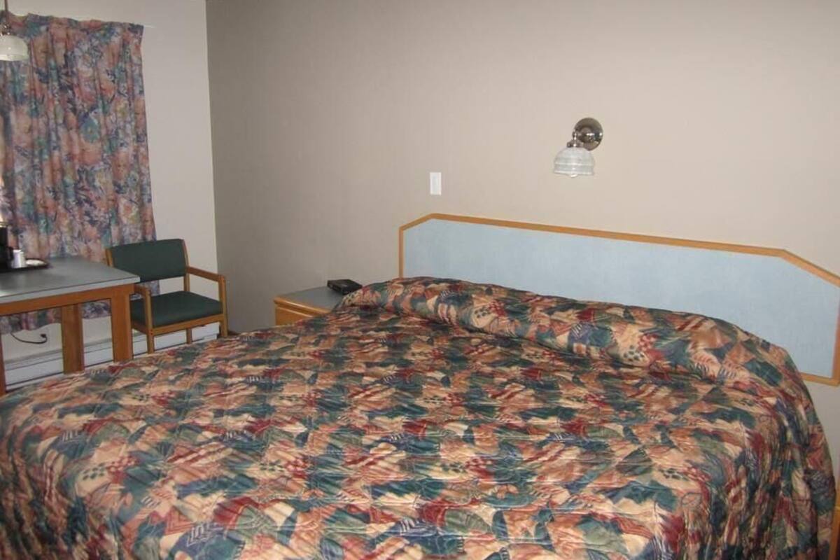 Deluxe Room, 1 King Bed, Accessible, Non Smoking | 1 bedroom, individually decorated, individually furnished, desk