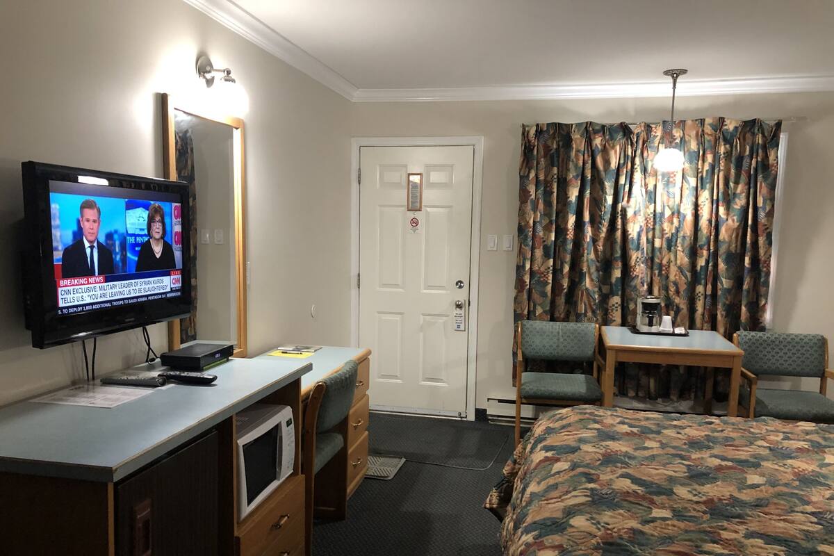 1 bedroom, individually decorated, individually furnished, desk