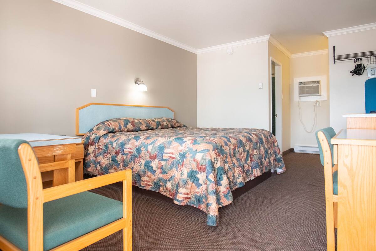 Deluxe Room, 1 King Bed, Non Smoking, Mountain View | 1 bedroom, individually decorated, individually furnished, desk