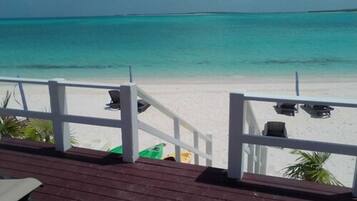PĂ„ stranden, vit sandstrand, strandhanddukar och snorkling