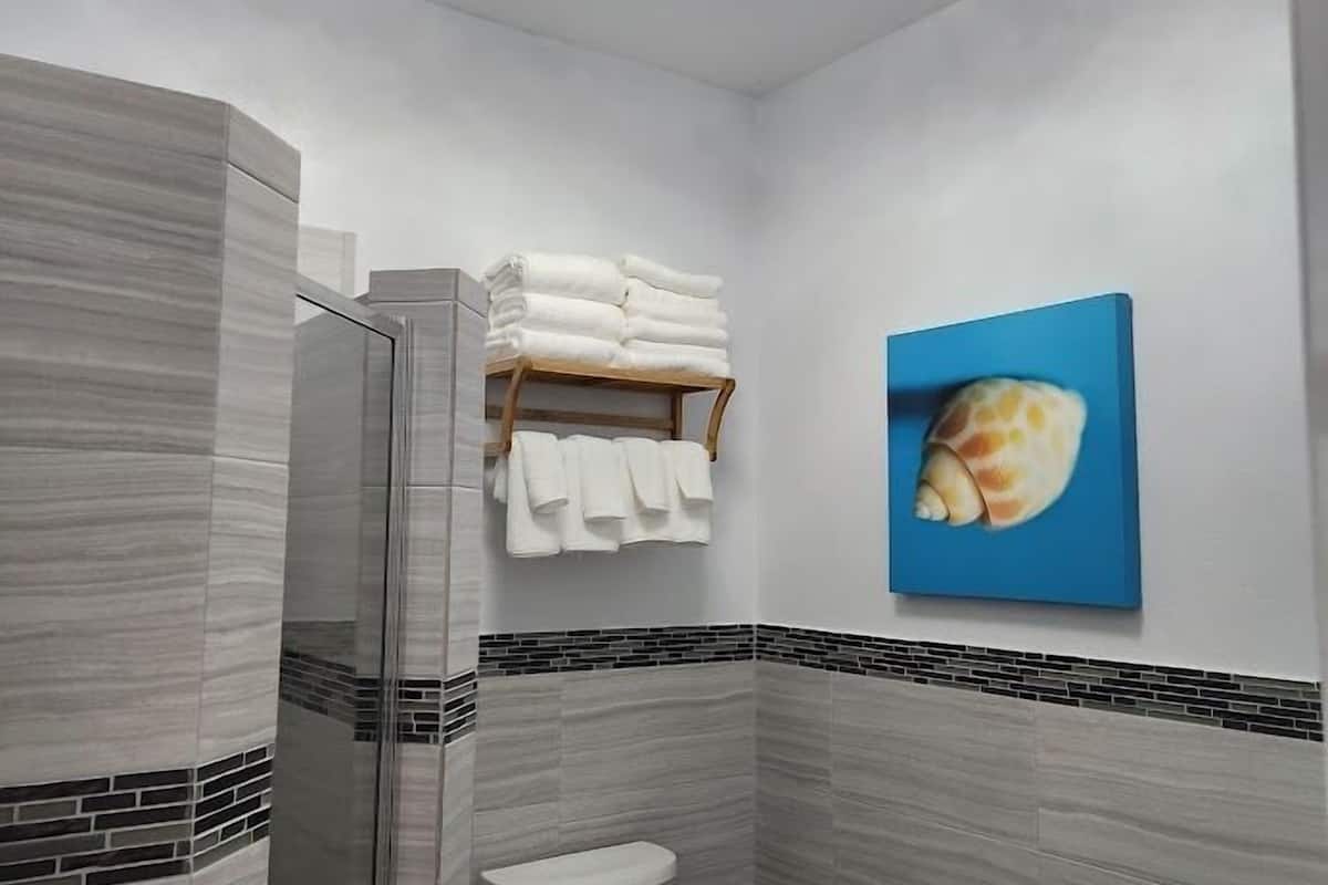 deluxe double room, ocean view | bathroom | shower, rainfall showerhead, hair dryer, towels
