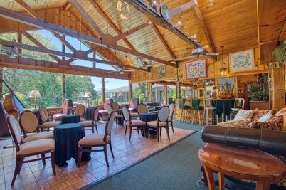 Piazza's Pine Cone Inn