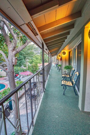 Terrace/patio - Piazza's Pine Cone Inn (Kernville)