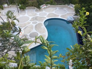 Outdoor pool, pool umbrellas, pool loungers - Sunrise Cove Luxury Penthouse (Cabo San Lucas)