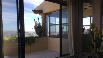 Penthouse Premium, 2 habitaciones, balcón, vista al océano | Área de sala de estar