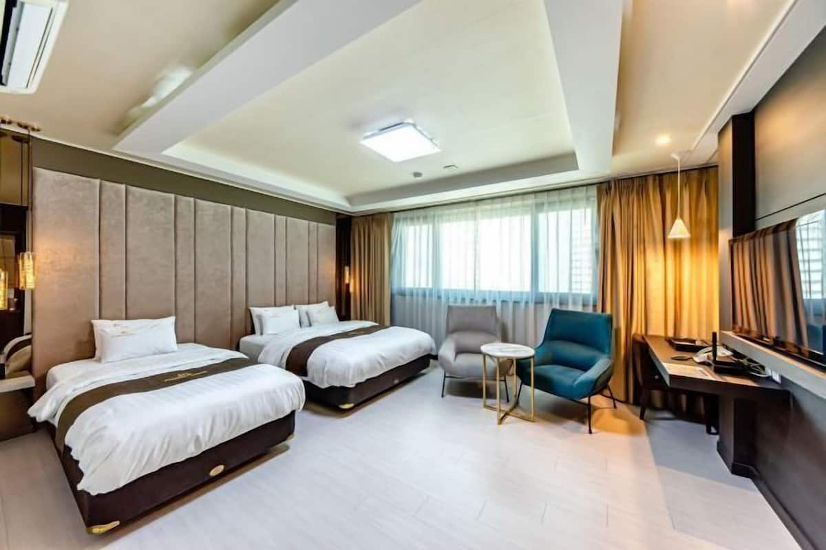 In-room safe, free WiFi