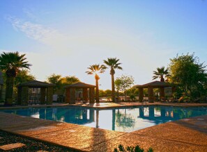 Een buitenzwembad, gratis zwembadcabana's