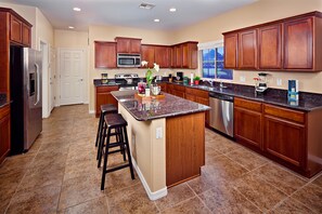 Een koelkast/vriezer, een magnetron, een oven, een kookplaat