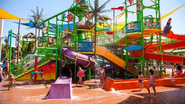 Un parco acquatico con diverse scivoli e strutture giochi.