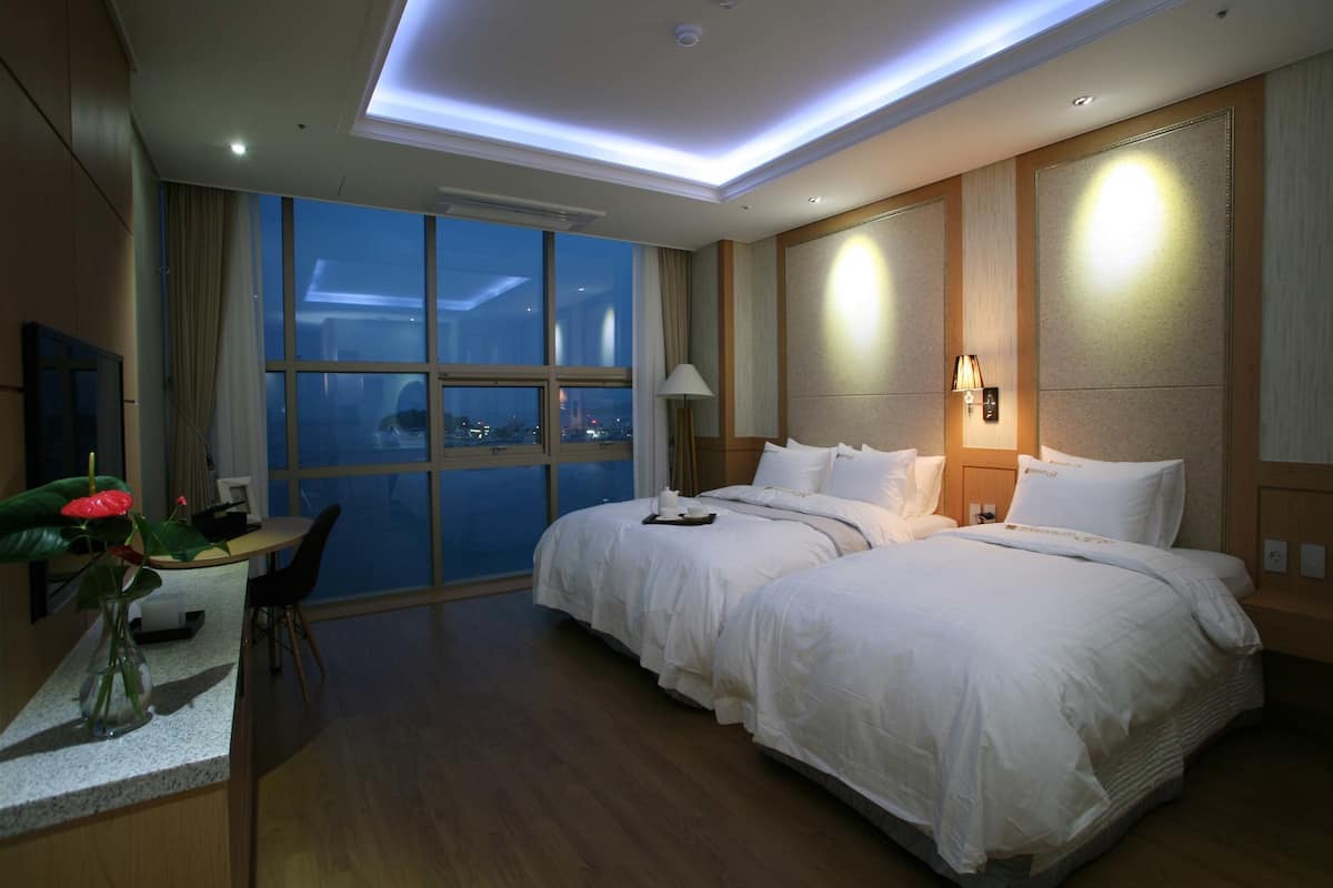 deluxe twin room, ocean view | desk, laptop workspace, blackout curtains, soundproofing