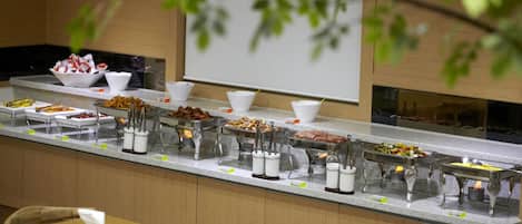 Ein reichhaltiges Buffet mit verschiedenen Speisen und Besteck.