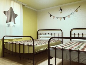 Family Room (1D, 1S bed)- Same gender Only | 办公桌、折叠床/加床（额外收费）、免费 WiFi