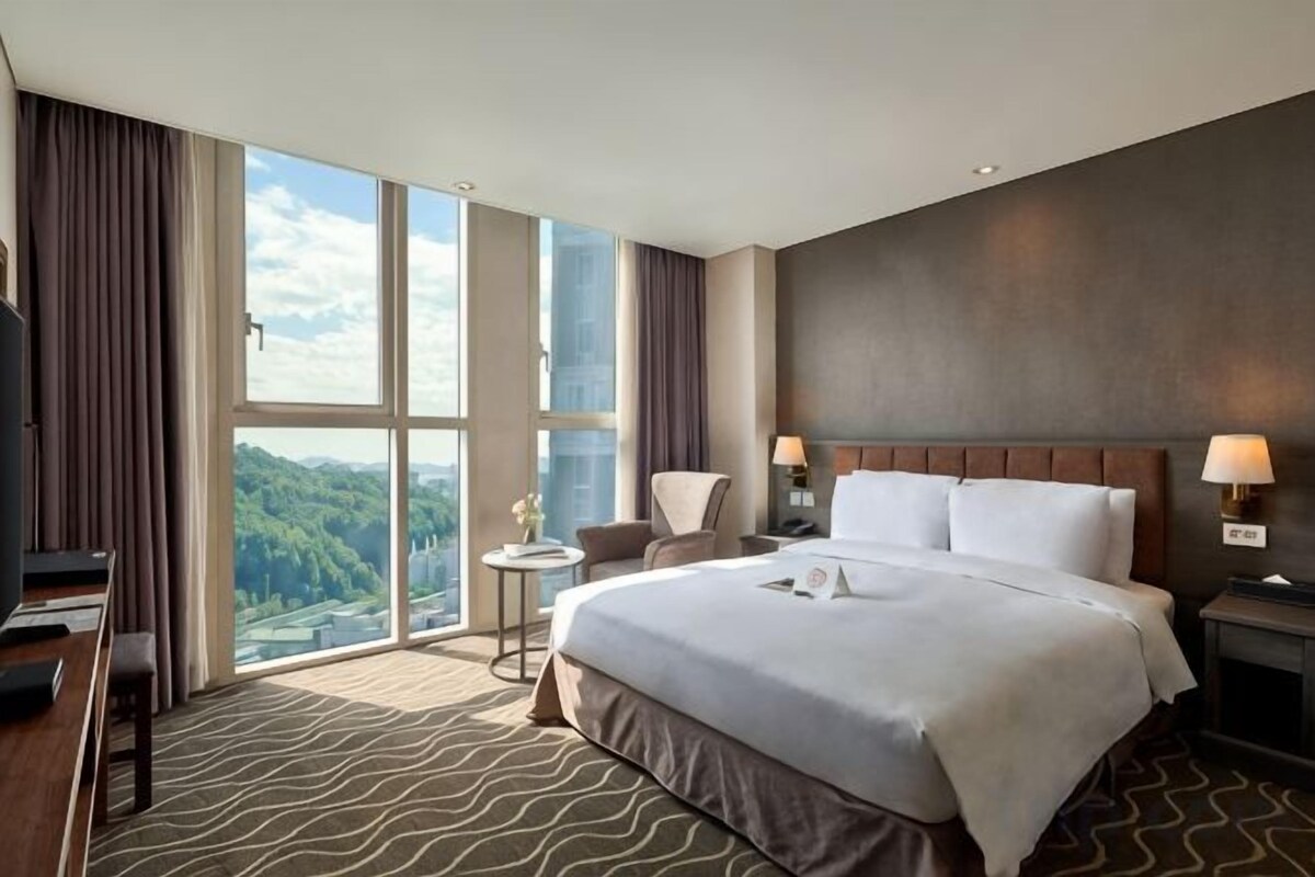 Premium bedding, in-room safe, blackout drapes, soundproofing