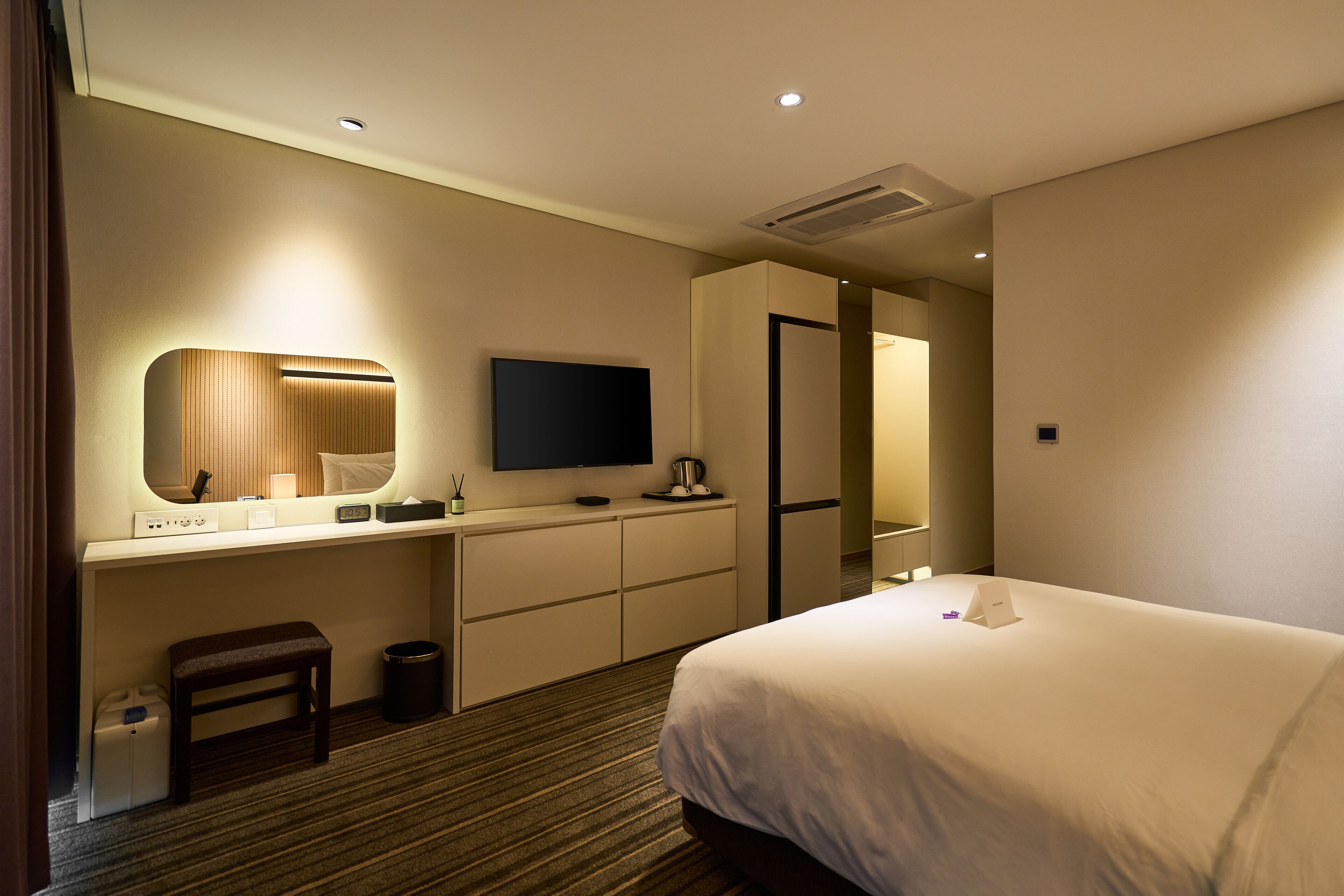 square signature double | premium bedding, in-room safe, blackout curtains, soundproofing