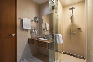 Dusche, Haartrockner, Hausschuhe, Bidet