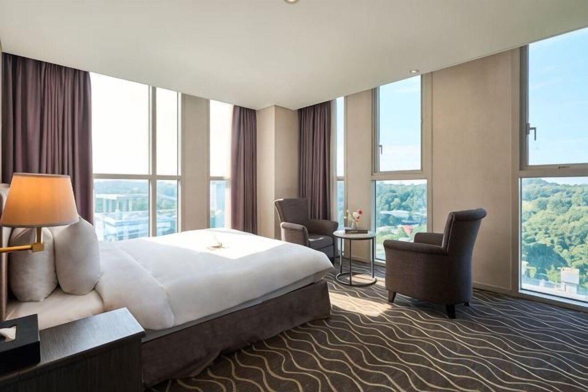 Premium Corner With City View