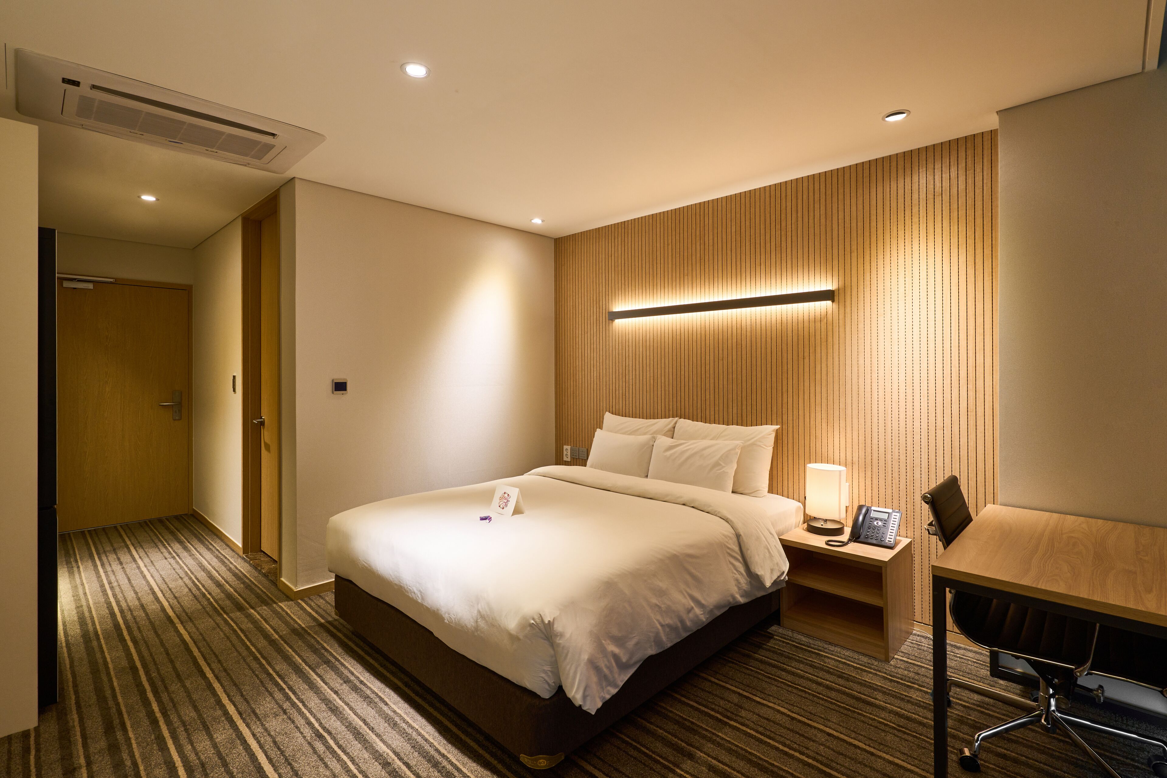 square signature double | premium bedding, in-room safe, blackout curtains, soundproofing