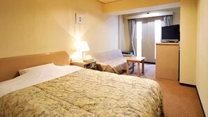 A hotel room with a bed, a desk, a television, and a window with curtains. - Hotel Hashimoto (Sapporo)