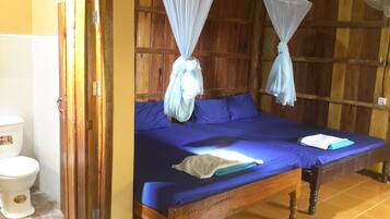 In-room safe, desk, free WiFi