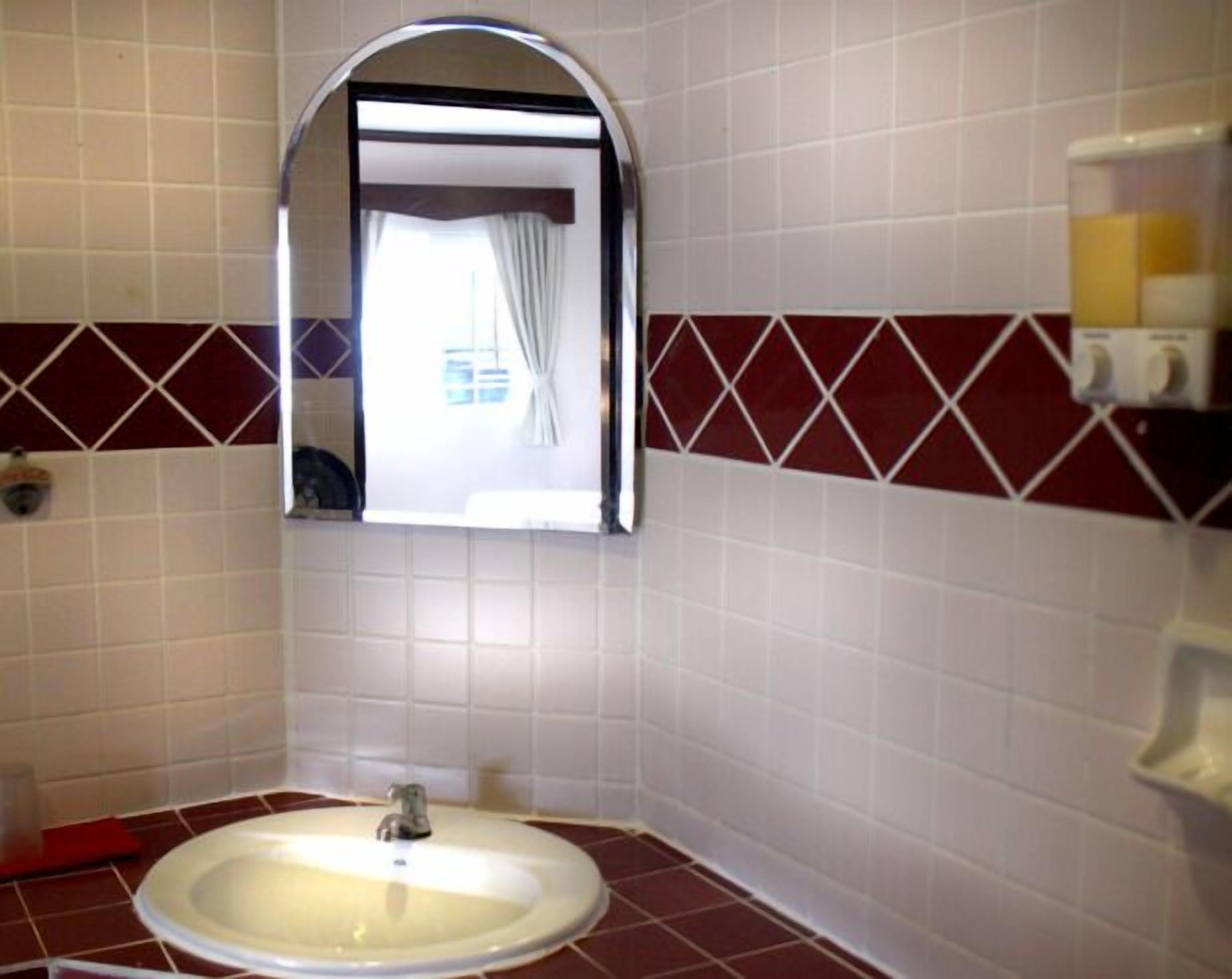 grand deluxe  | bathroom sink