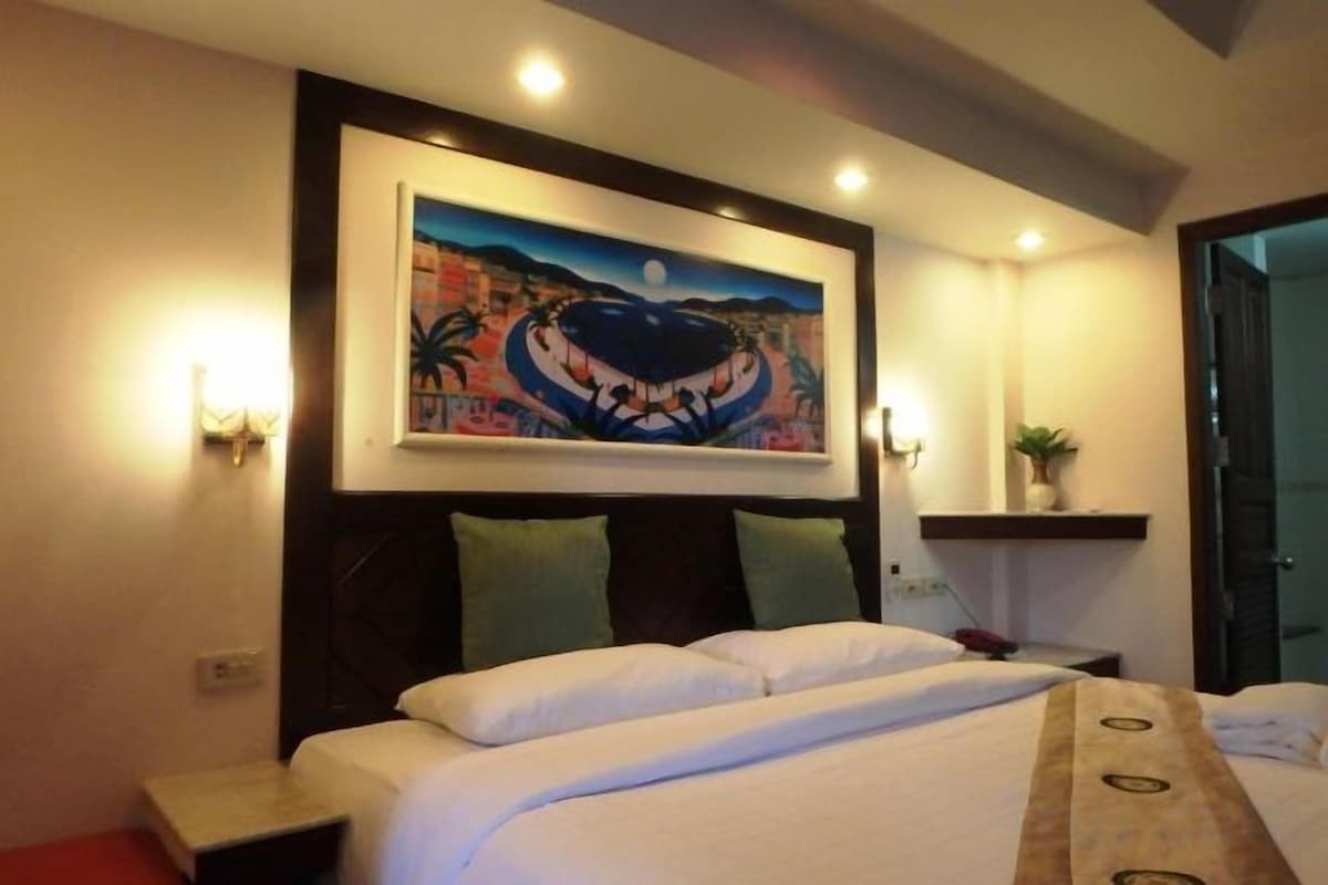 Premium bedding, in-room safe, desk, soundproofing