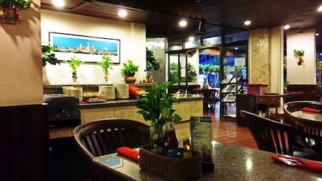Restaurant. Karon Café Inn