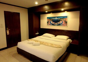 Premium bedding, in-room safe, desk, soundproofing - Karon Café Inn (Karon)